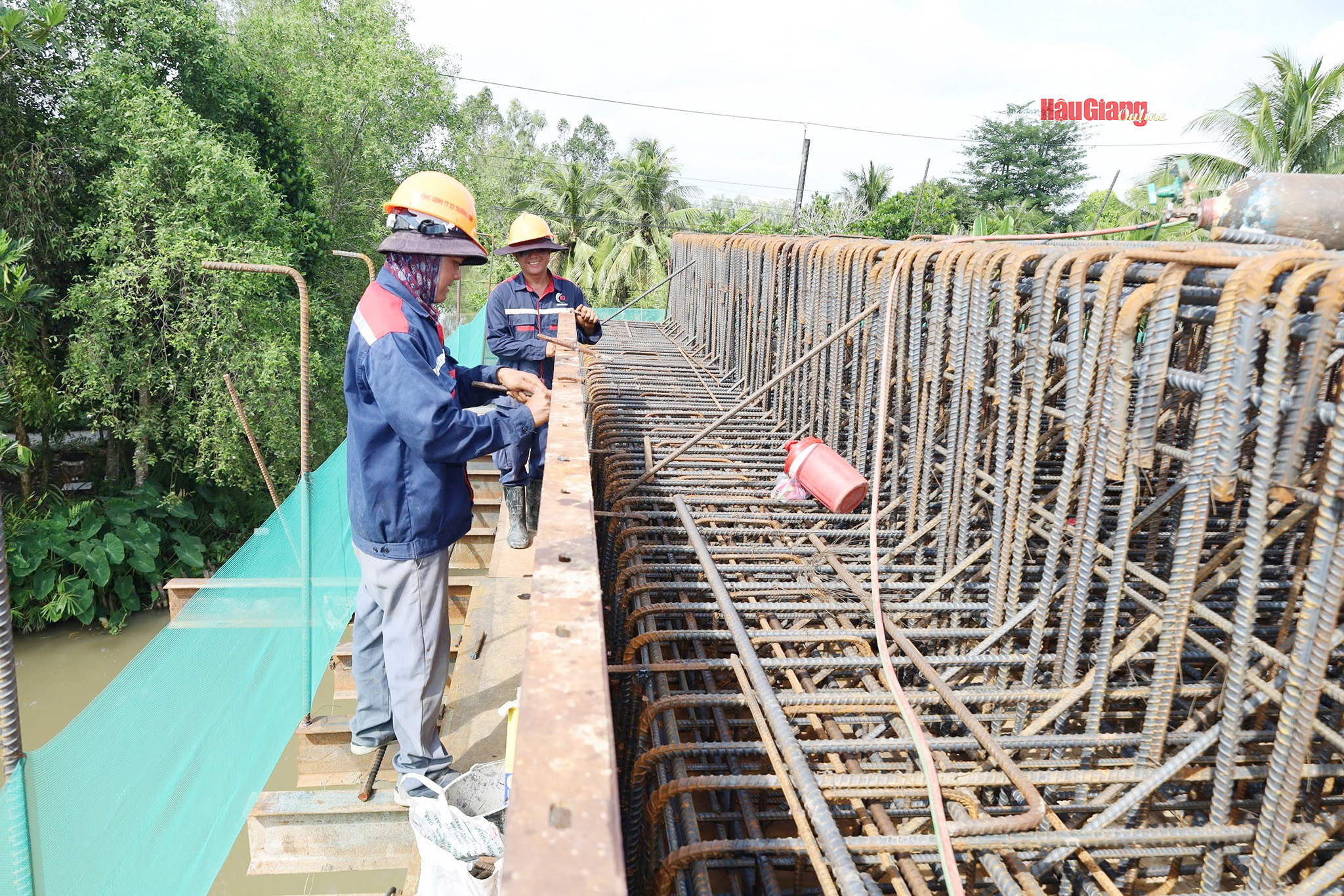 Các công nhân đang gấp rút xây dựng các công trình trọng điểm