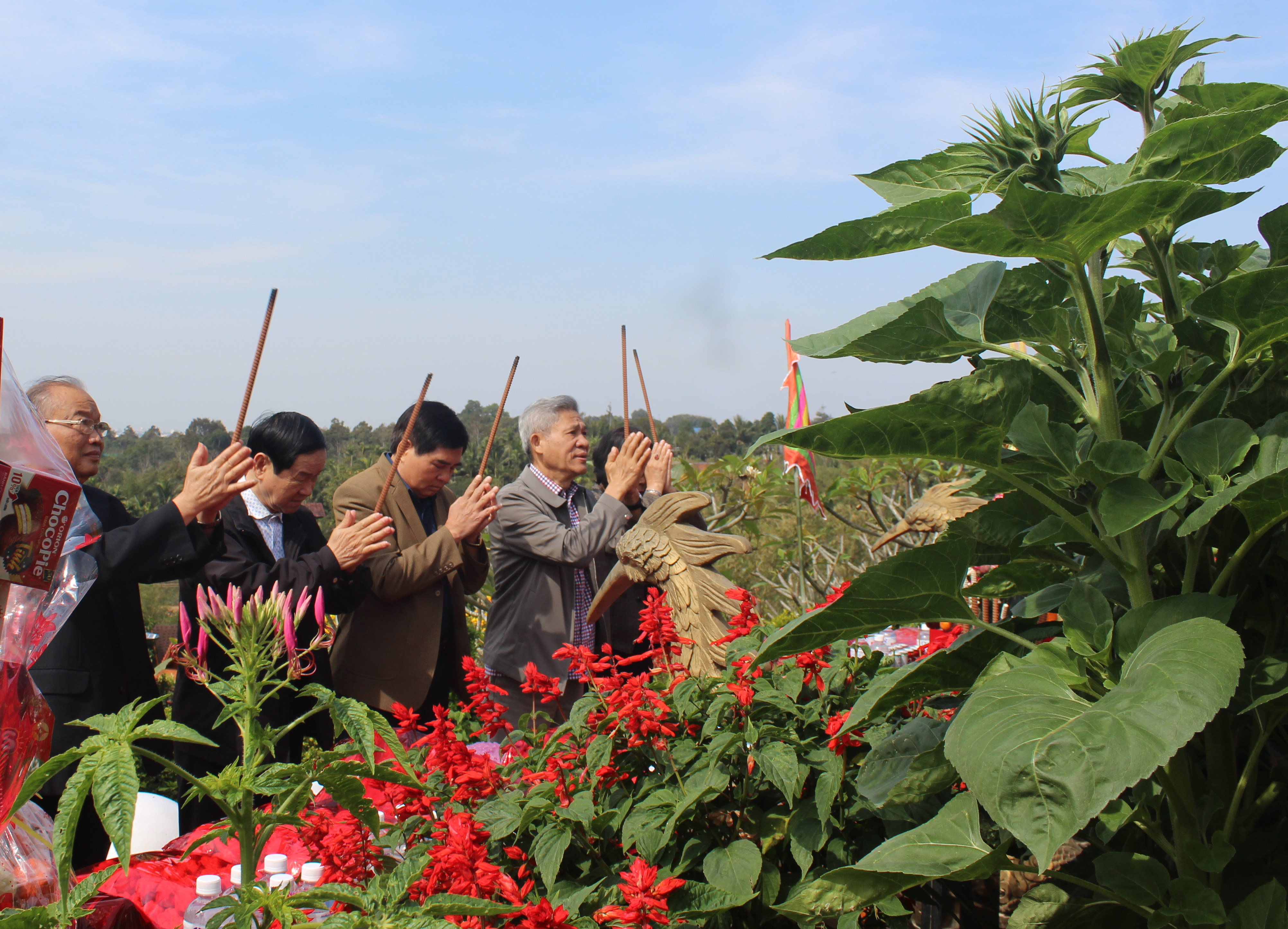 Người dân và du khách thành kính dâng lên những nén hương...