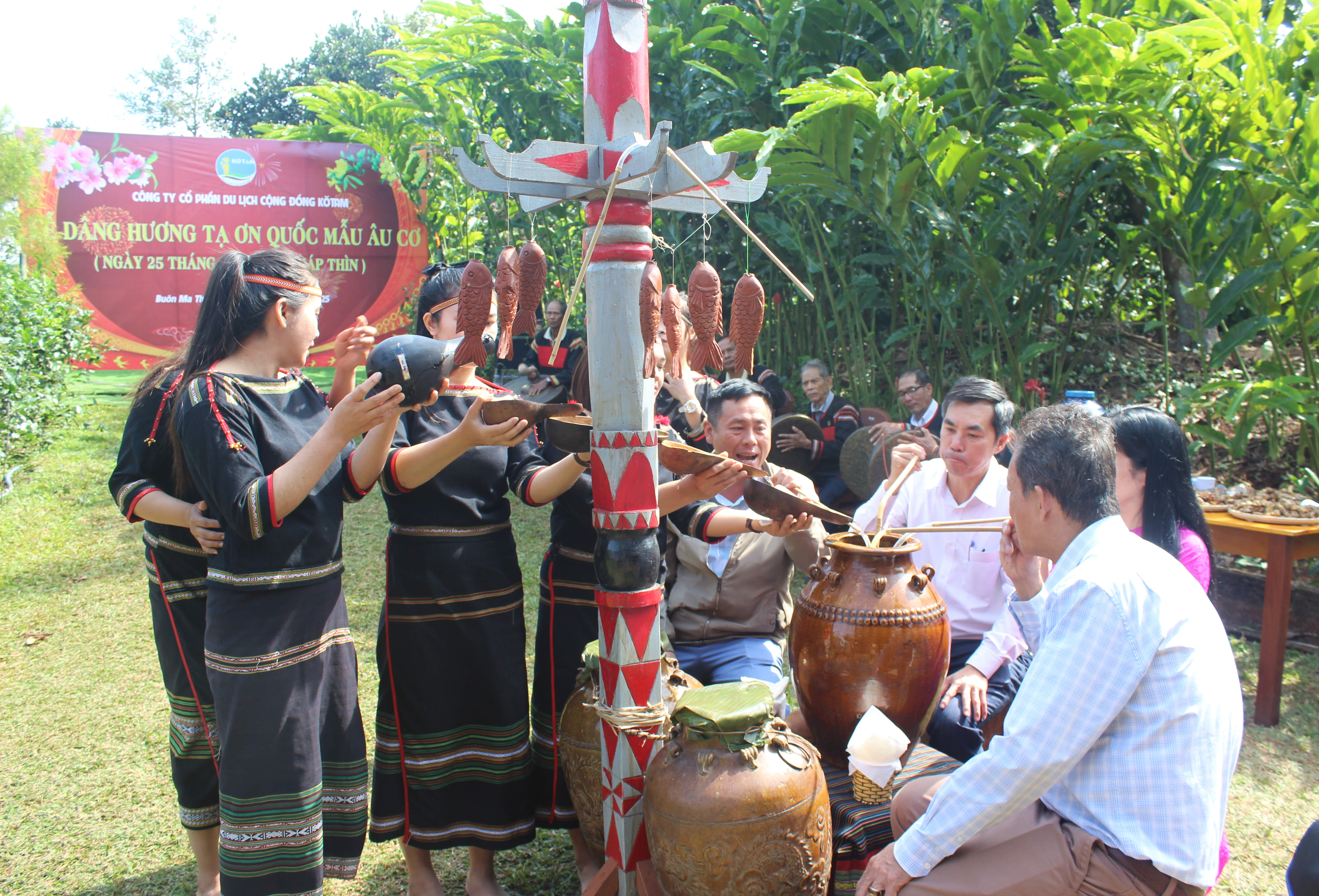 Trong nhịp chiêng rộn ràng, mọi khách tham dự cùng hòa mình không gian thiên nhiên và cảnh sắc nơi đây, thưởng thức rượu cần và những tiết mục văn nghệ đậm sắc màu văn hóa Tây Nguyên, cùng chào đón mùa xuân mới với đầy hứng khởi.