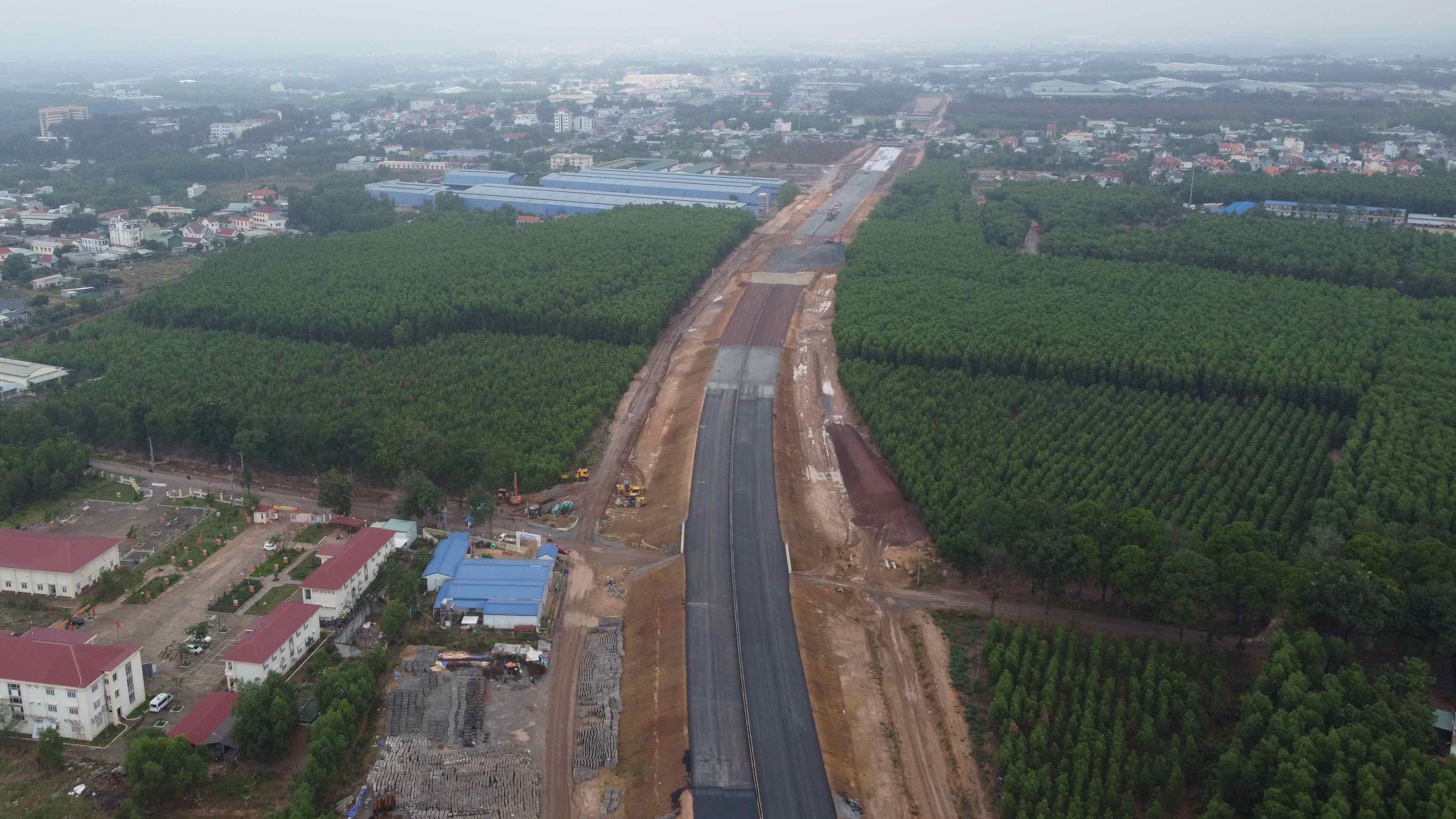 Khẩn trương hoàn thành các công trình hạ tầng để đưa vào khai thác (Ảnh: Duy Phương)