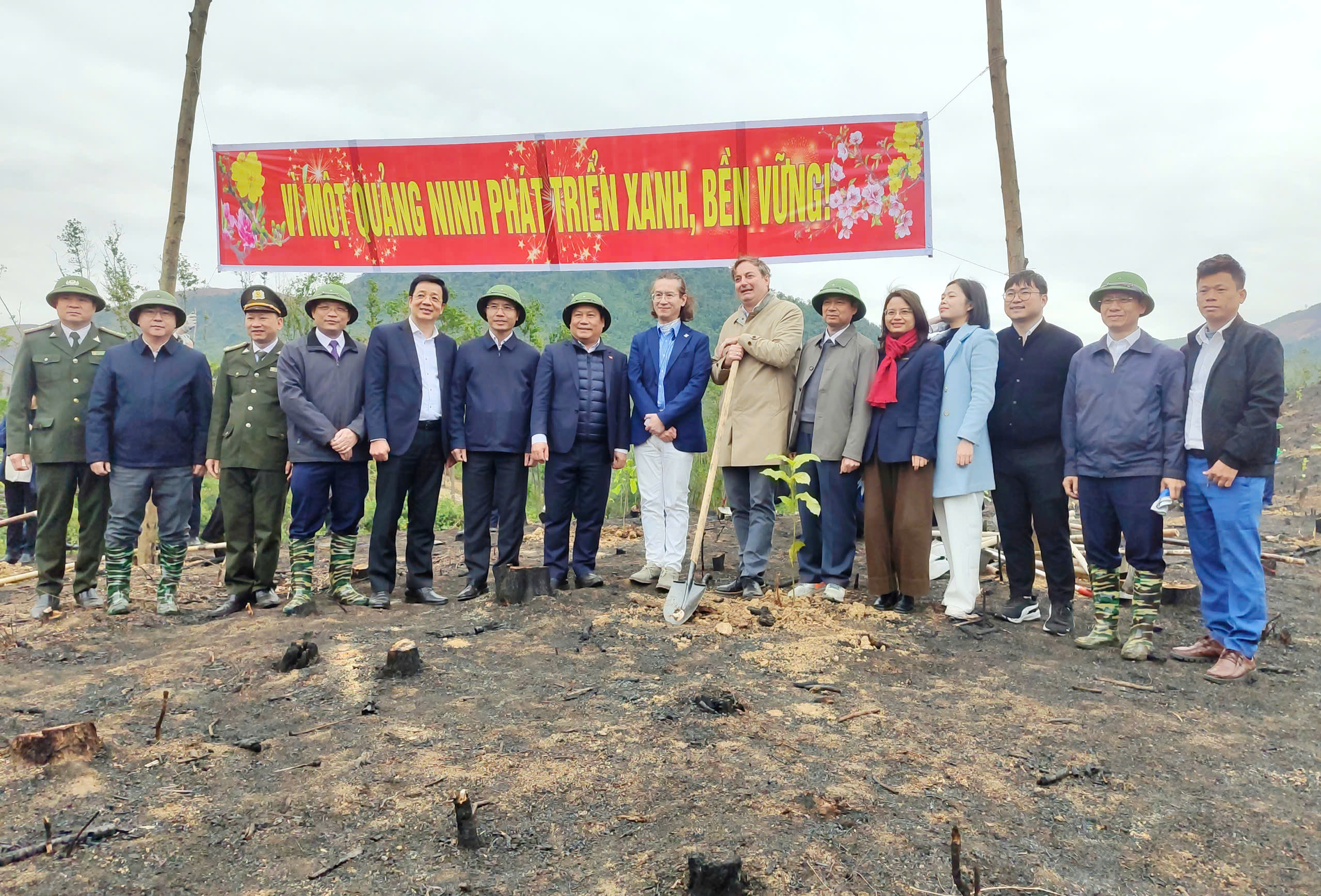 Lãnh đạo tỉnh Quảng Ninh cùng các đại biểu tham gia trồng rừng tại khu vực rừng cộng đồng thôn Đồng Đình, xã Phong Dụ, huyện Tiên Yên