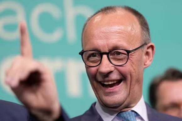 Liên minh Dân chủ/Xã hội Cơ đốc giáo (CDU/CSU) do ông Friedrich Merz lãnh đạo đang ở thế dẫn đầu với khoảng gần 29% số phiếu ủng hộ - Ảnh: Le Monde