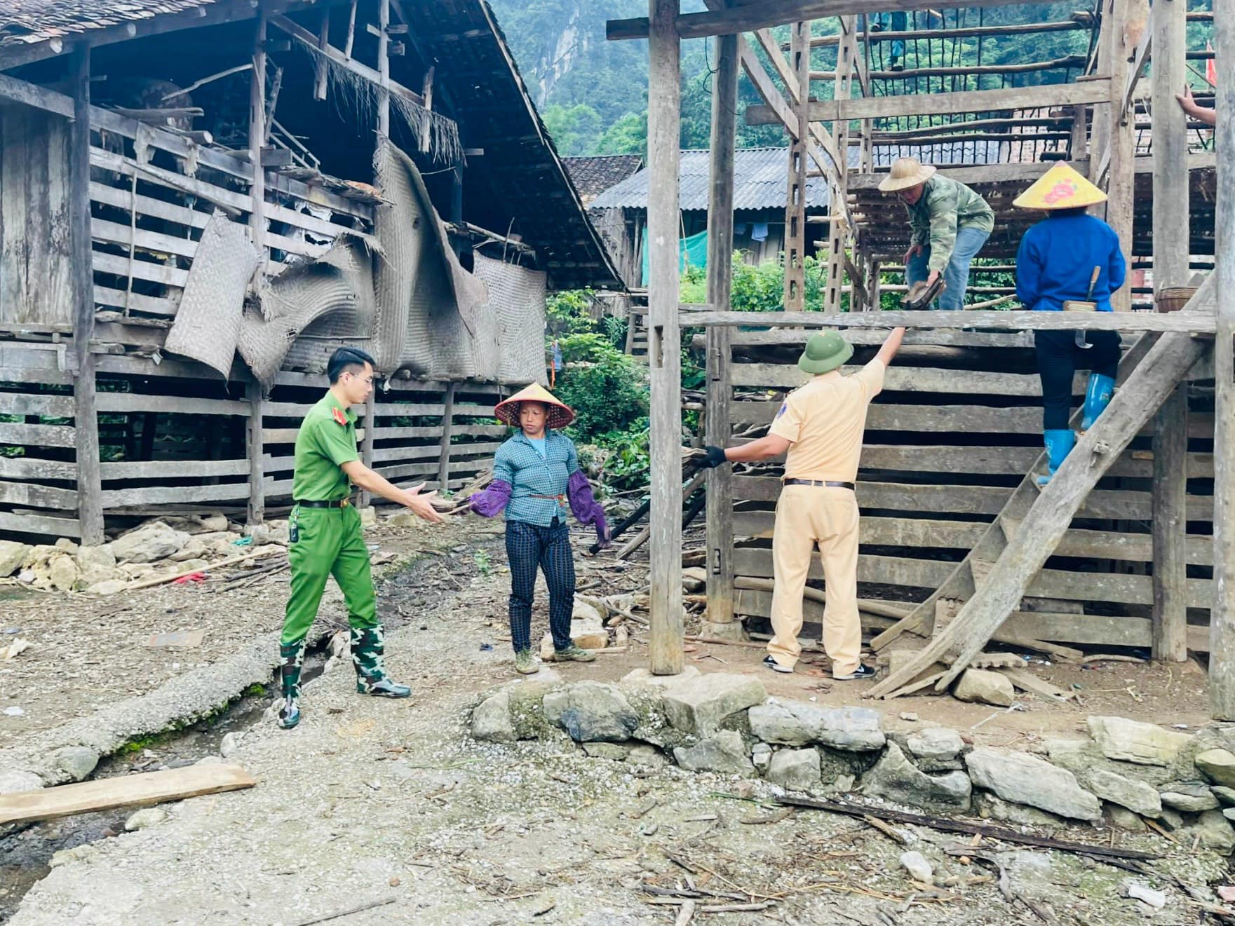 Công an tỉnh Cao Bằng cũng là một trong những lực lượng tiên phong, đồng hành cùng chính quyền, nhân dân xóa nhà tạm, nhà dột nát