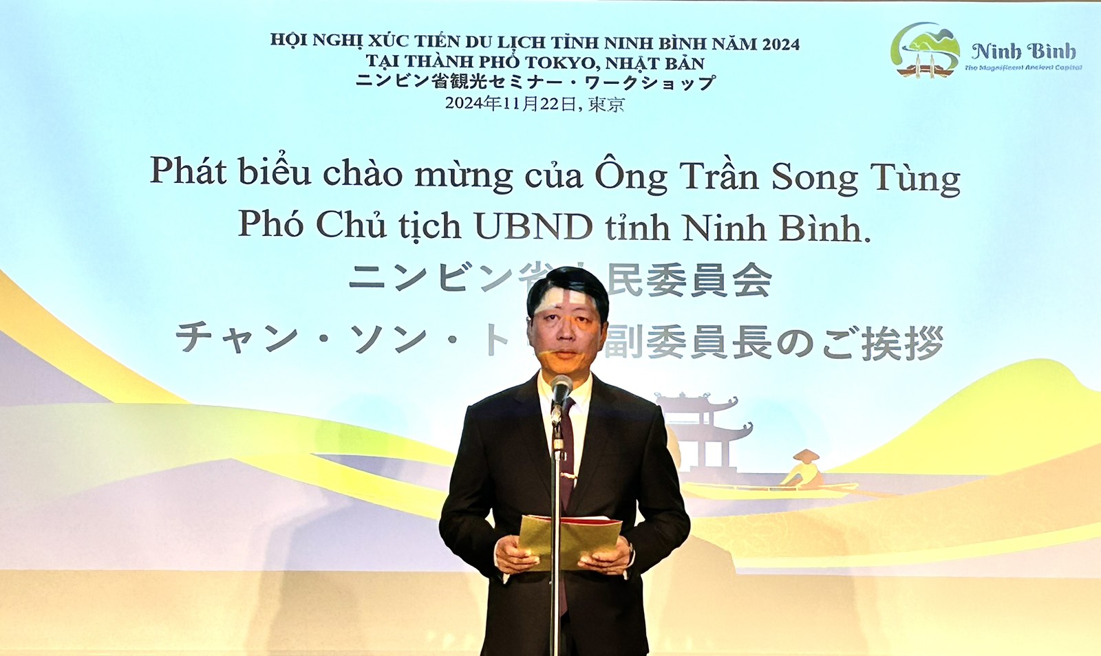 Ông Trần Song Tùng - Phó Chủ tịch UBND tỉnh Ninh Bình nêu bật những thế mạnh của du lịch Ninh Bình (Ảnh VOV Tokyo)