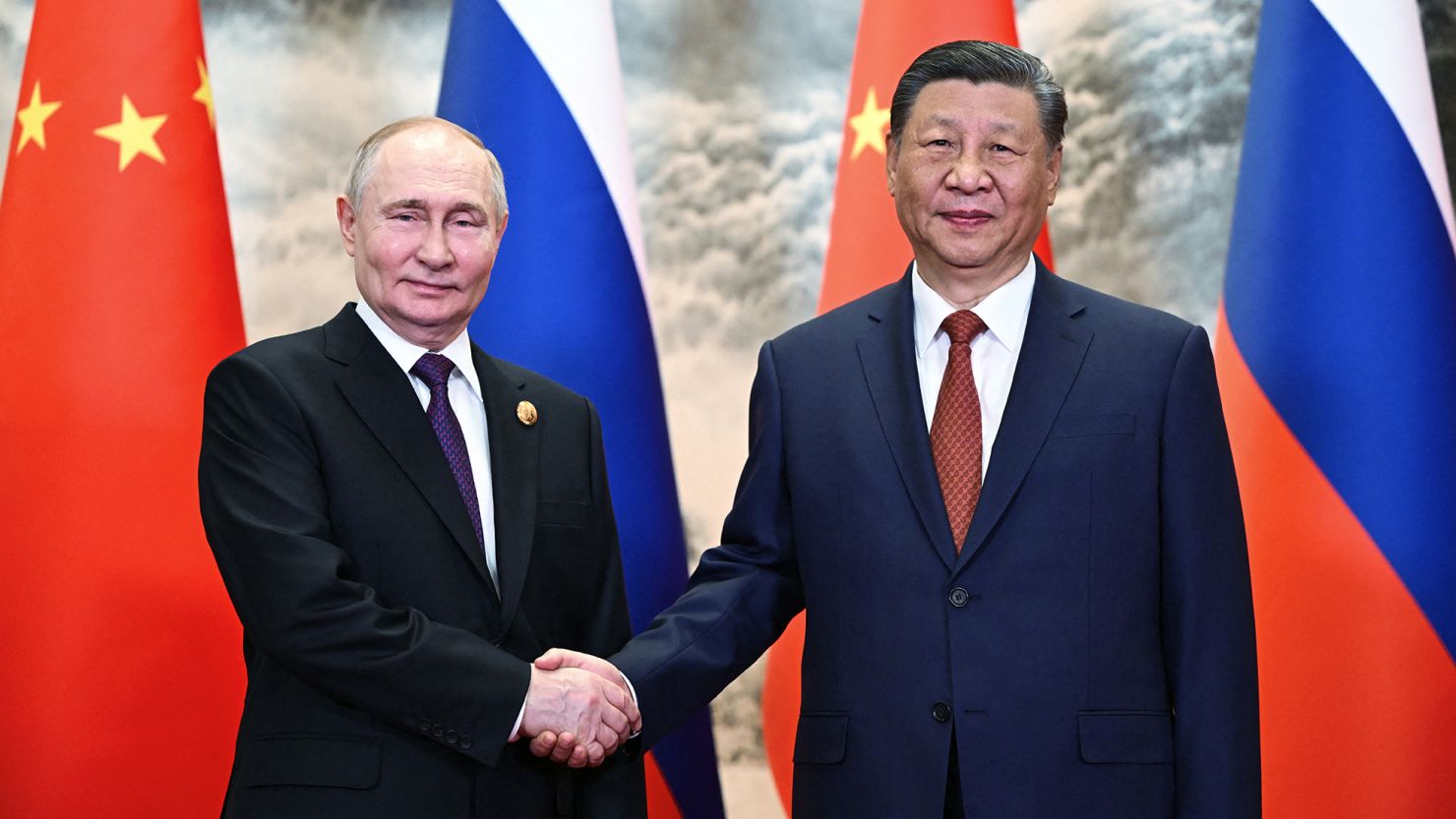 Tổng thống Nga Vladimir Putin và Chủ tịch Trung Quốc Tập Cận Bình bắt tay nhau trước cuộc hội đàm tại Bắc Kinh vào ngày 16/5/2024- Nguồn: CNN