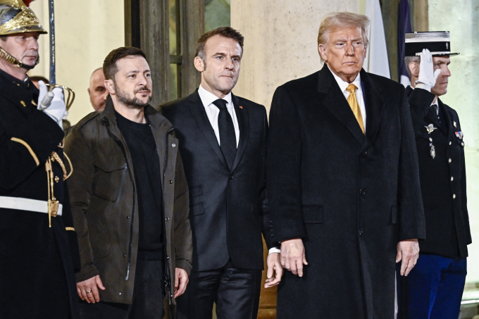 Tổng thống Pháp Emmanuel Macron (giữa) cùng Tổng thống Ukraine Volodymyr Zelensky và Tổng thống đắc cử Mỹ Donald Trump chụp ảnh trước Điện Elysee ngày 7/12/2024. Ảnh: AFP