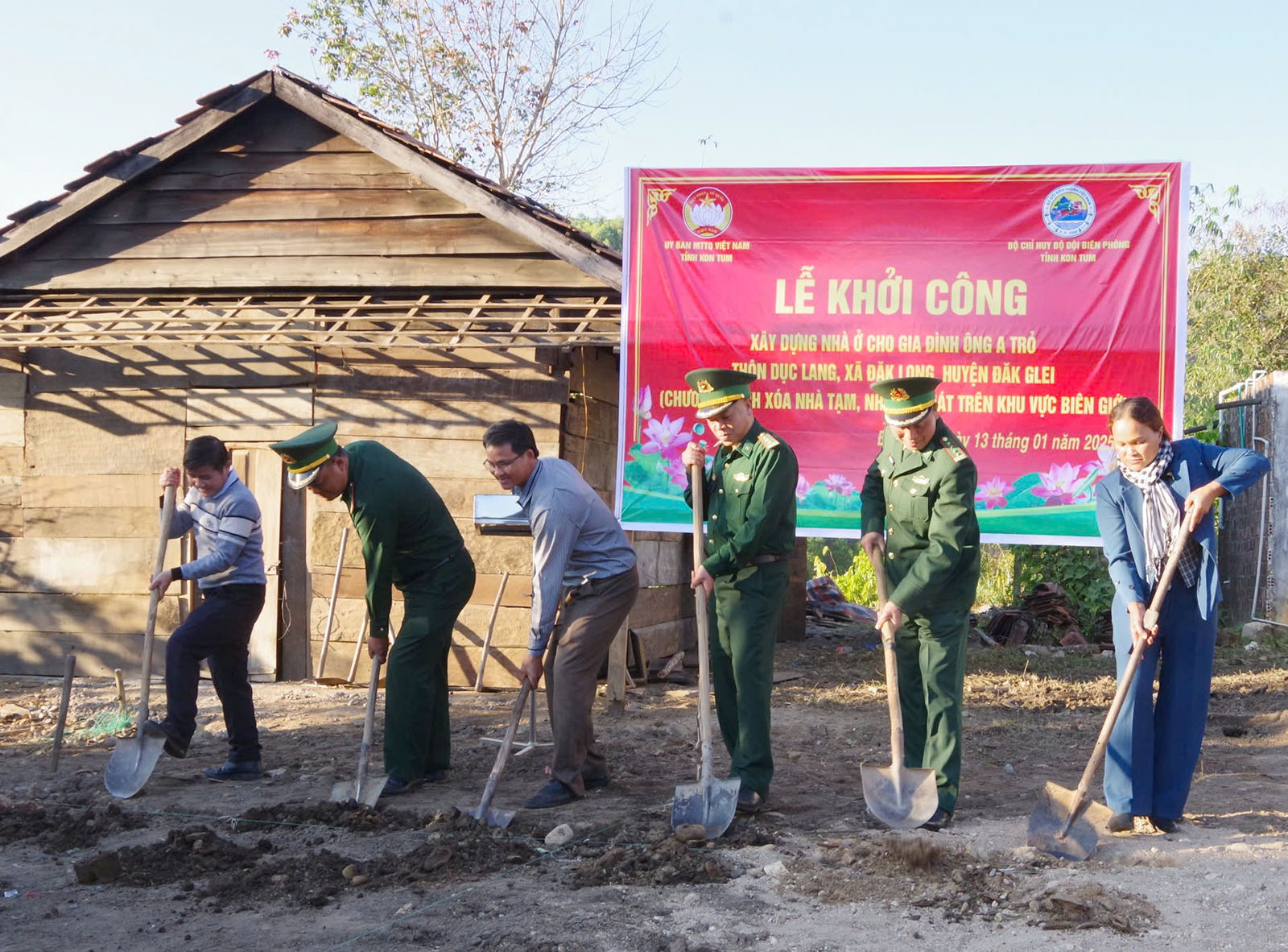 Bộ Chỉ huy Bộ đội Biên phòng Kon Tum và Uỷ ban MTTQ Việt Nam tỉnh Kon Tum khởi công xây nhà giúp hộ dân xã Đăk Long, huyện Đăk Glei.