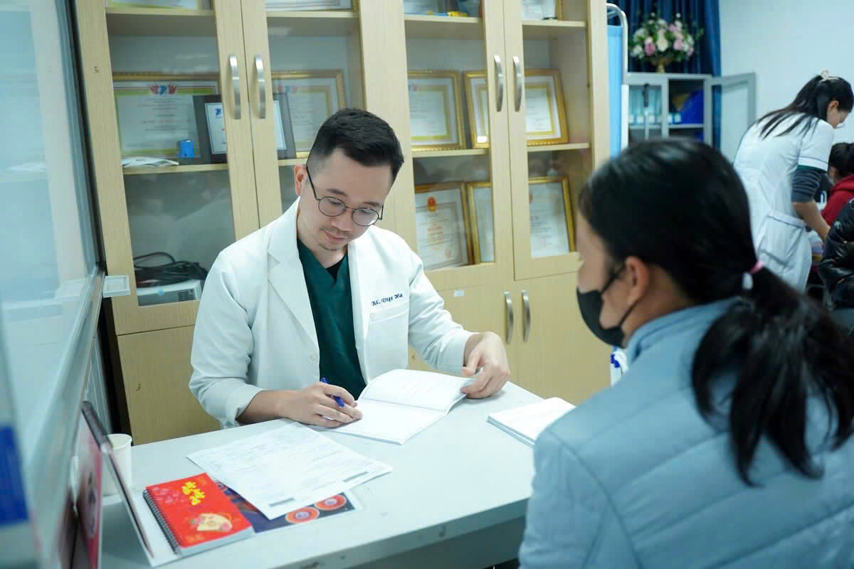 BS Vương Vũ Việt Hà thăm khám cho người bệnh