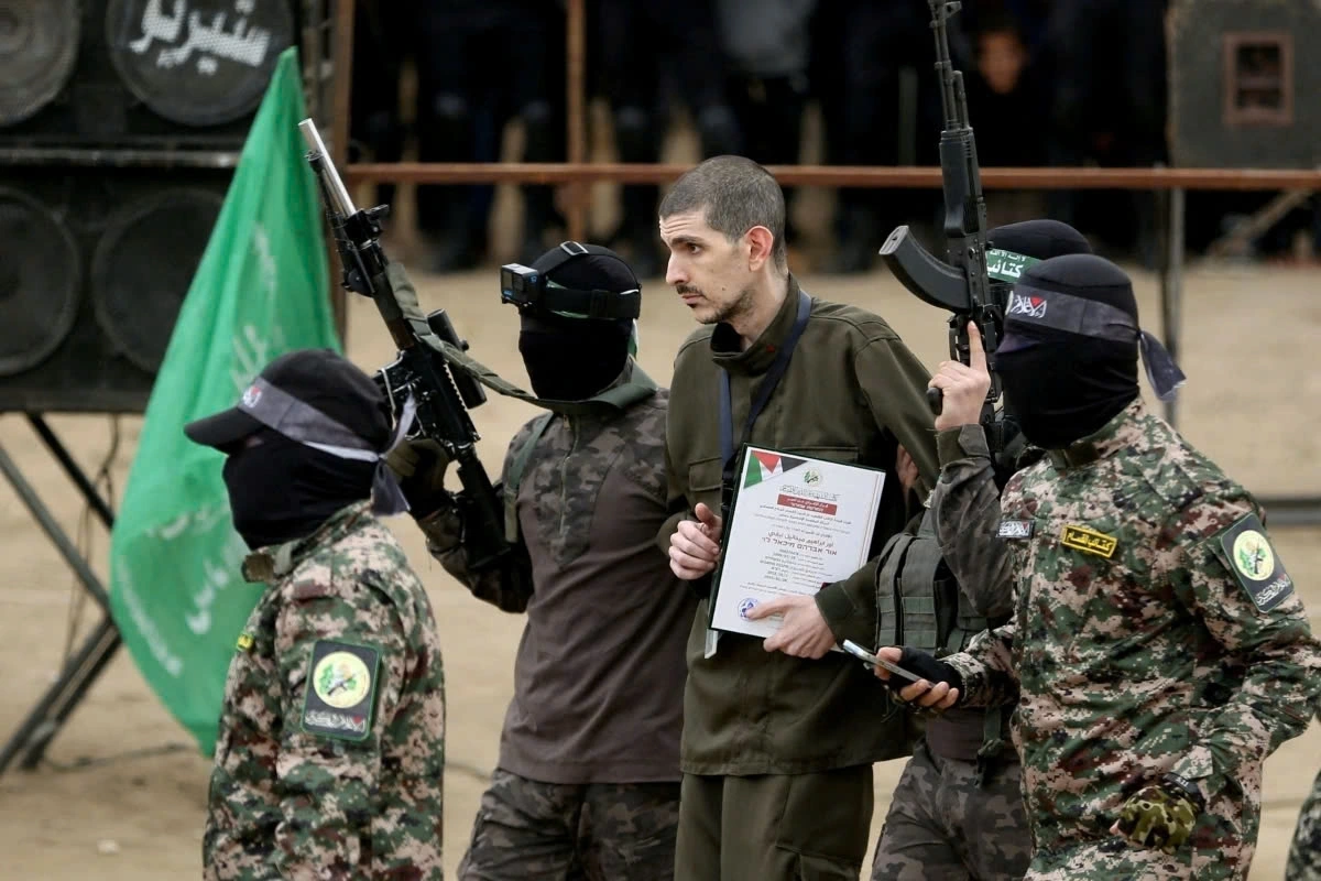 Hamas trao trả con tin. Ảnh: Reuters