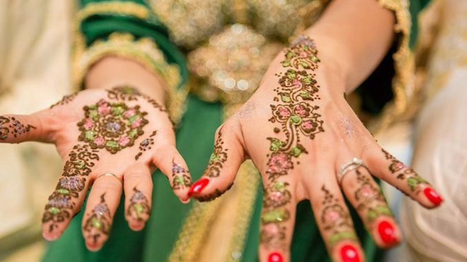 Nghệ thuật vẽ Henna ở Maroc được nhiều người dân yêu thích (Ảnh: lesjardinsdelamedina)