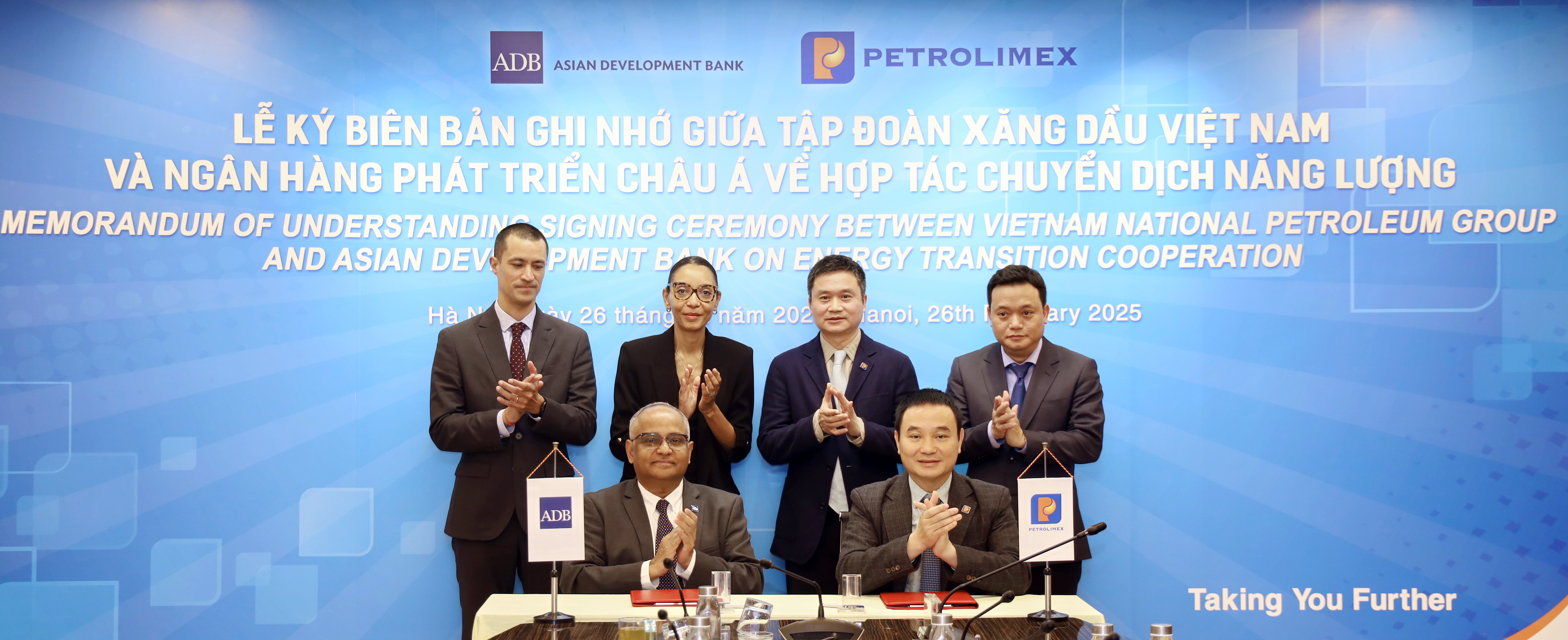 Ông Đào Nam Hải – Thành viên HĐQT, Tổng Giám đốc Petrolimex và ông Shantanu Chakraborty - Giám đốc Quốc gia ADB tại Việt Nam - ký kết thư ghi nhớ về hợp tác chuyển dịch năng lượng
 