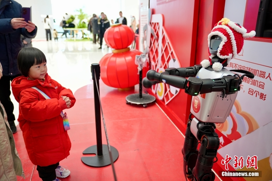 Một em bé khum tay chào giống robot