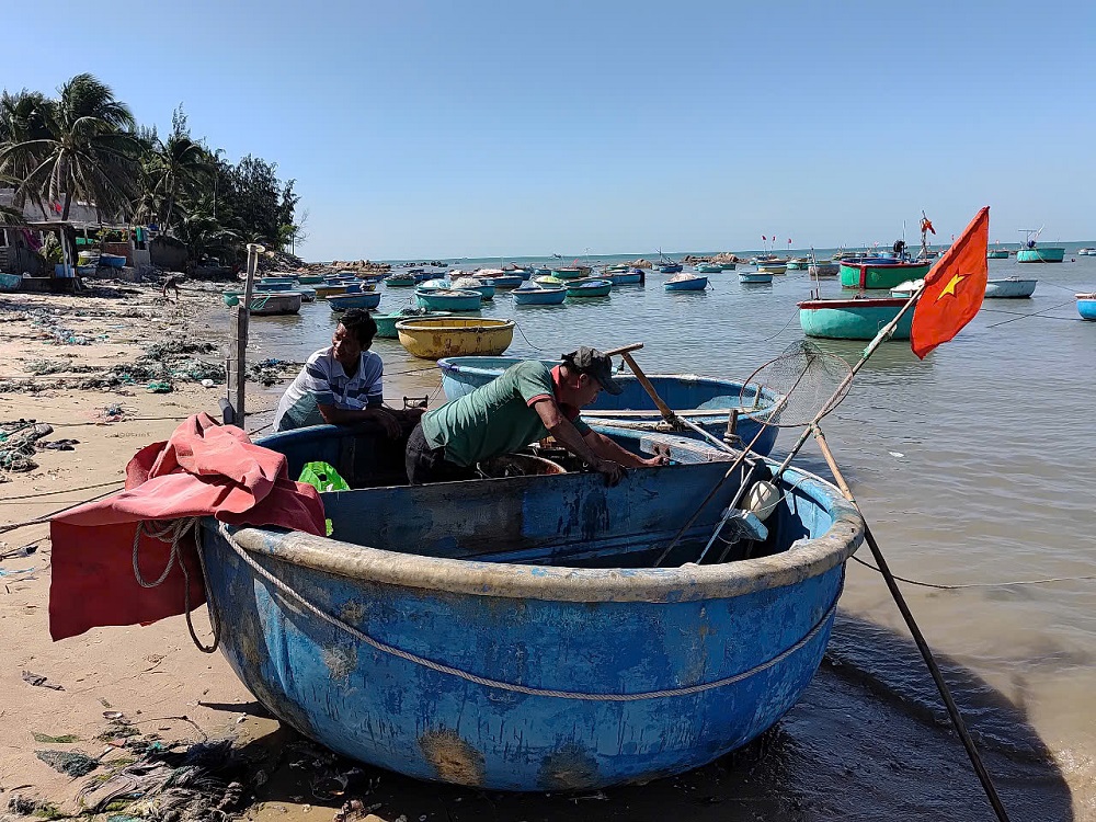 Một ngư dân xã Bình Thạnh, huyện Tuy Phong, Bình Thuận đang kiểm tra máy chuẩn bị cho chuyến biển đầu năm