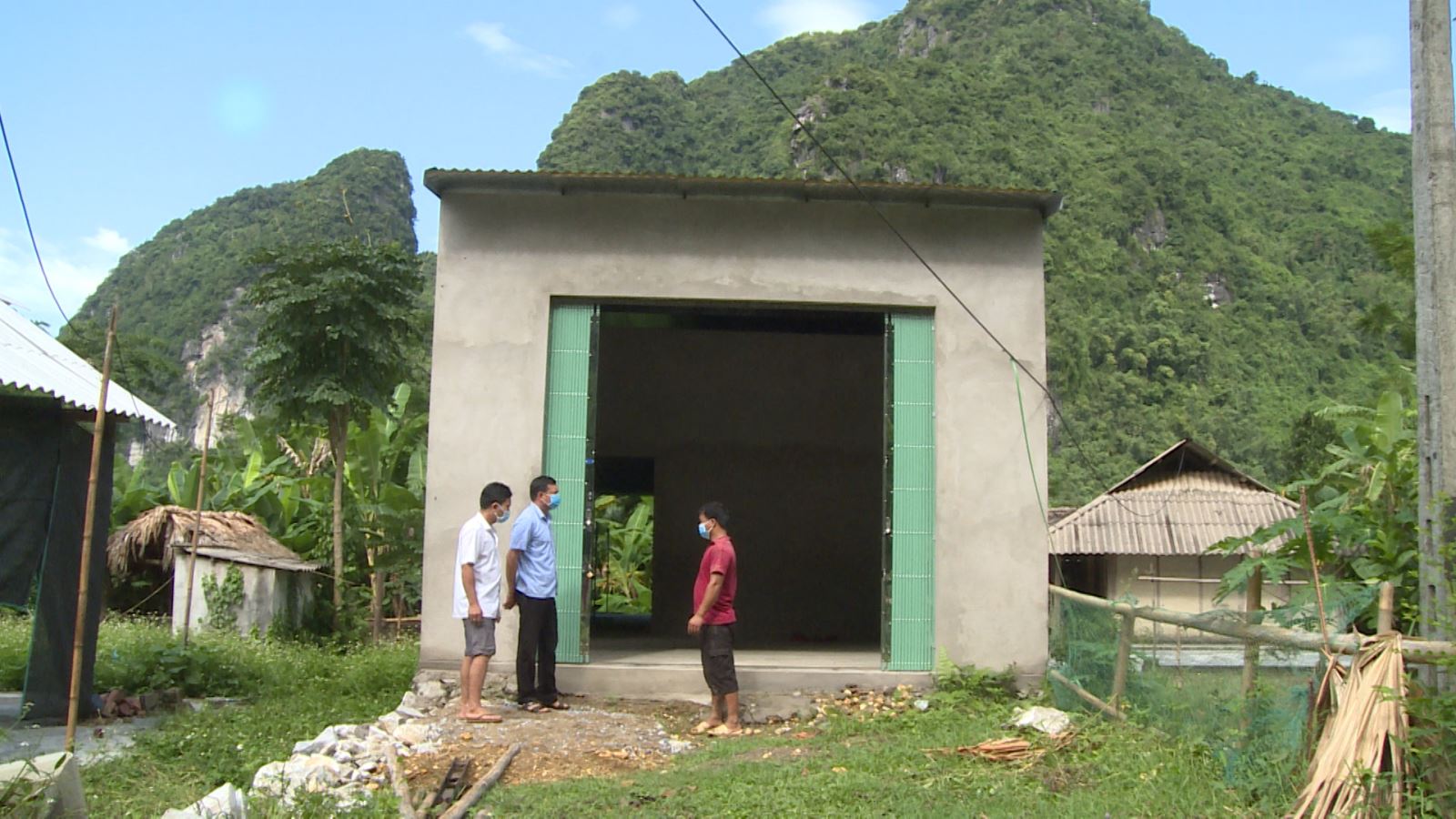 Đảm bảo cho hộ nghèo, hộ cận nghèo có nhà ở chắc chắn, an toàn, xóa bỏ hoàn toàn tình trạng nhà tạm, nhà dột nát