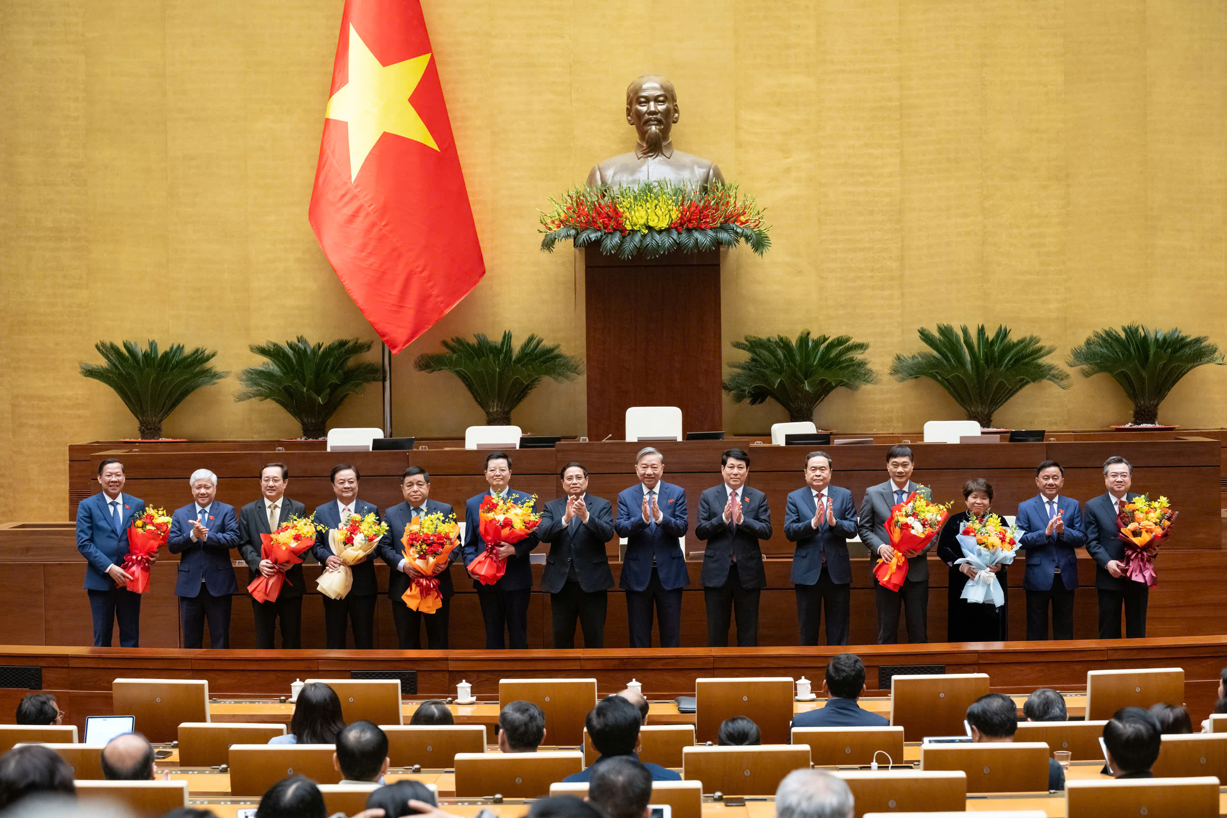 Lãnh đạo Đảng, Nhà nước tặng hoa chúc mừng các nhân sự được Quốc hội bổ nhiệm, phê chuẩn bổ nhiệm.