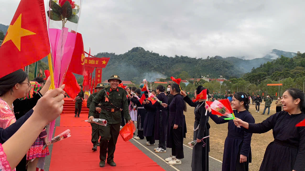 Đông đảo đồng bào, nhân dân các dân tộc huyện Pác Nặm, tỉnh Bắc Kạn ra tiễn tân binh