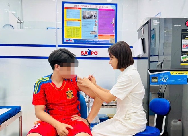 Người dân đi tiêm vaccine phòng cúm mùa