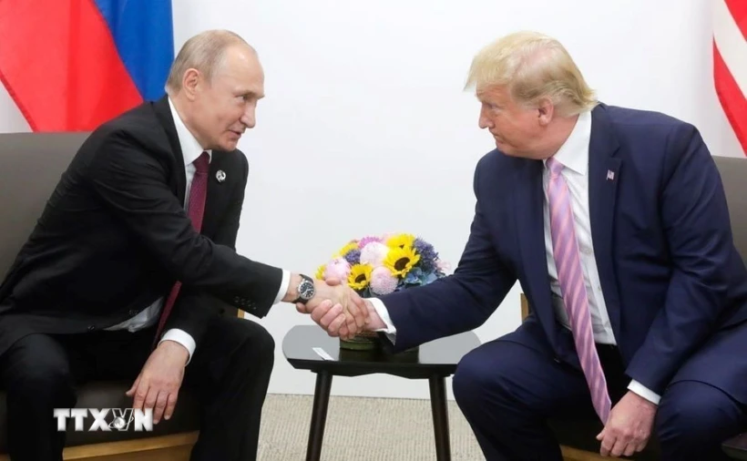 Tổng thống Nga Vladimir Putin (trái) và Tổng thống Mỹ Donald Trump tại cuộc gặp bên lề hội nghị thượng đỉnh G20 ở Osaka, Nhật Bản, ngày 28/6/2019. (Ảnh: Getty Images/TTXVN)