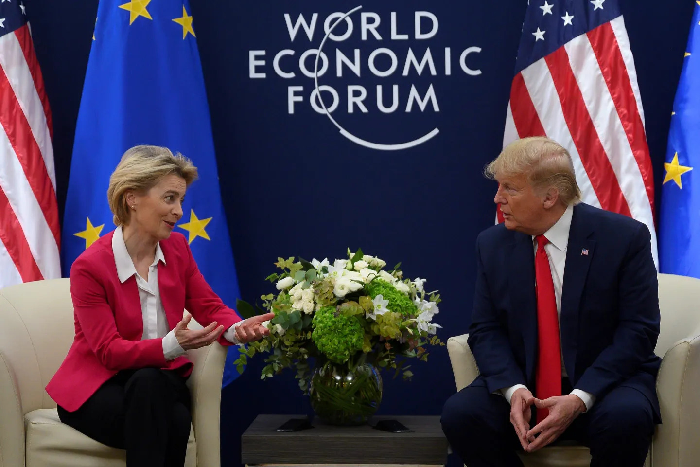 Chủ tịch Ủy ban châu Âu Ursula von der Leyen và Tổng thống Mỹ Donald Trump - Ảnh: AFP