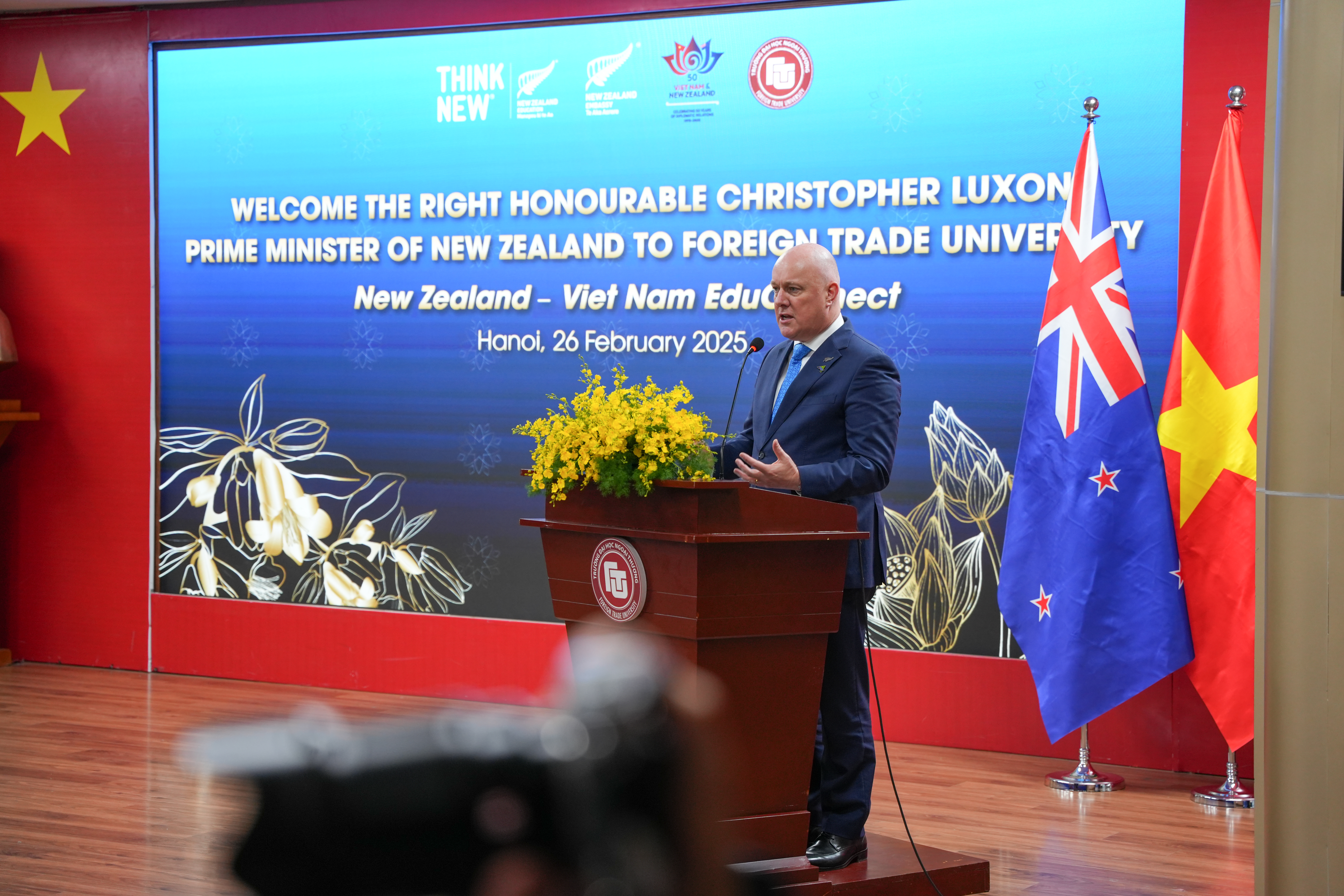 Thủ tướng New Zealand Christopher Luxon phát biểu tại trường ĐH Ngoại thương Hà Nội 