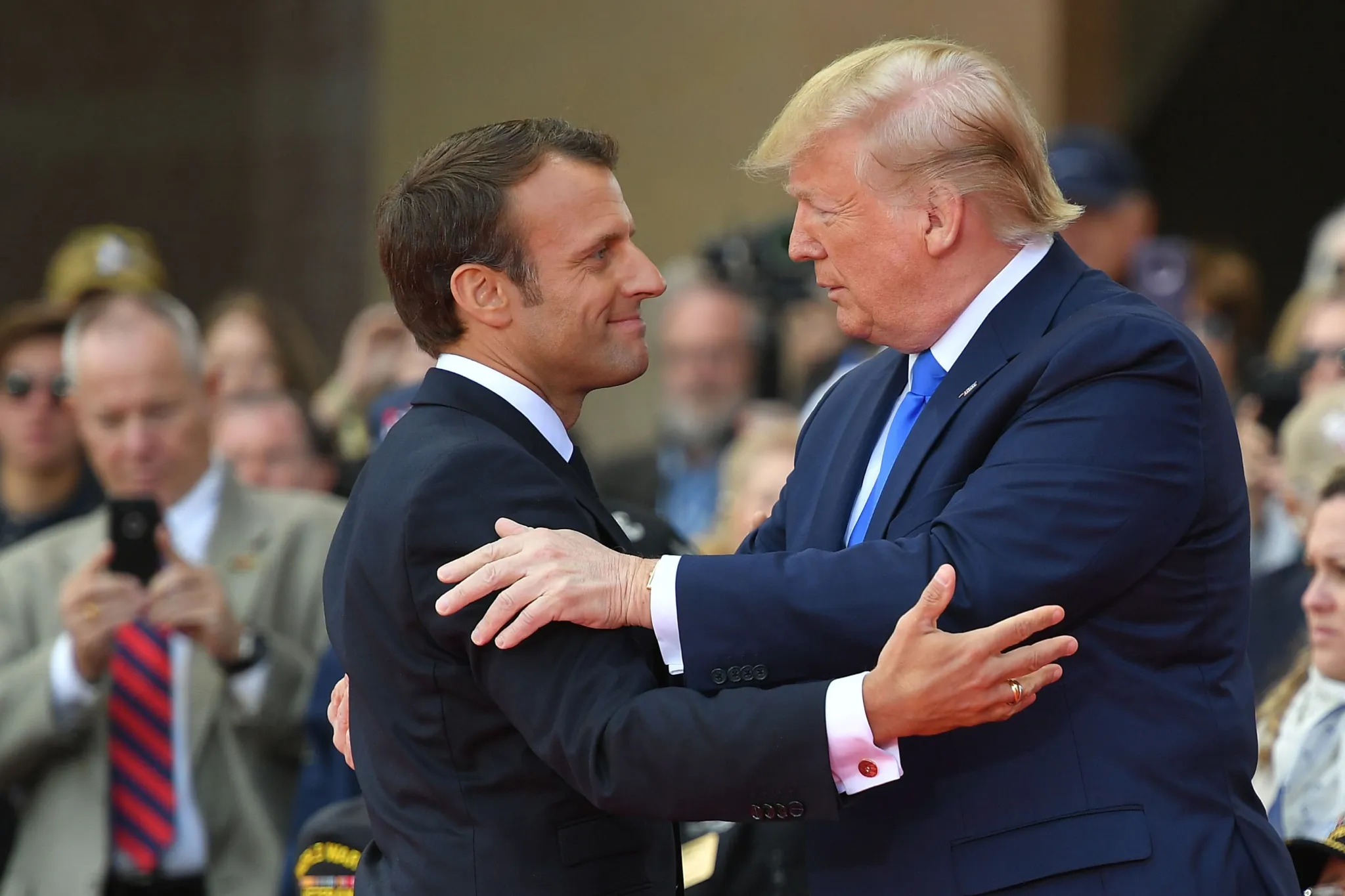 Tổng thống Pháp Emmanuel Macron (phải) và Tổng thống Mỹ Donald Trump. (Nguồn: AFP/TTXVN)