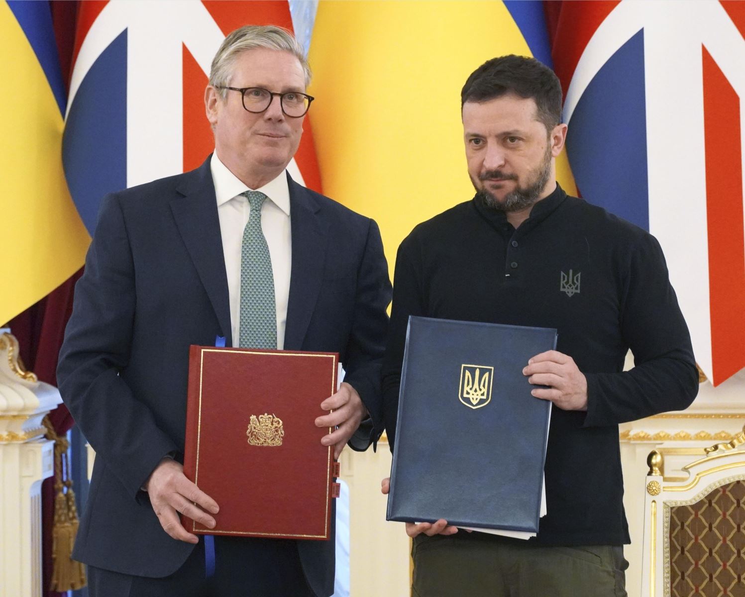 Tổng thống Ukraine Volodymyr Zelensky (phải) và Thủ tướng Anh Keir Starmer