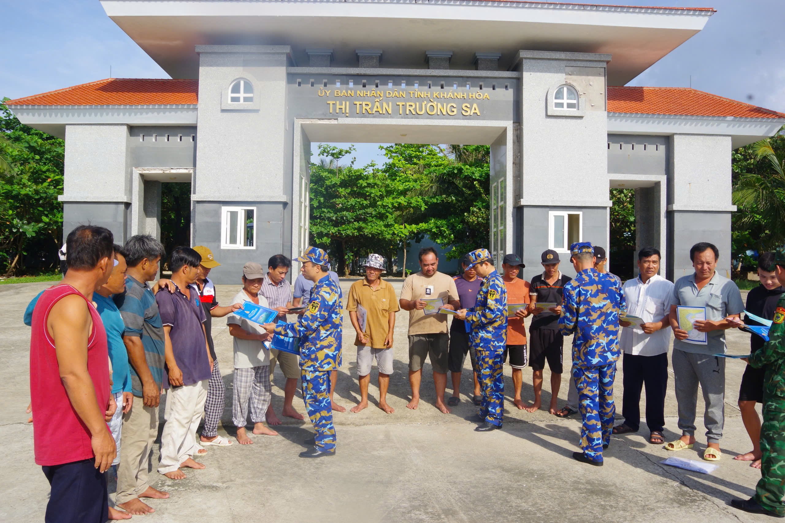 CBCS Đảo Trường Sa phát tờ rơi tuyên truyền pháp luật biển cho ngư dân vào tránh trú