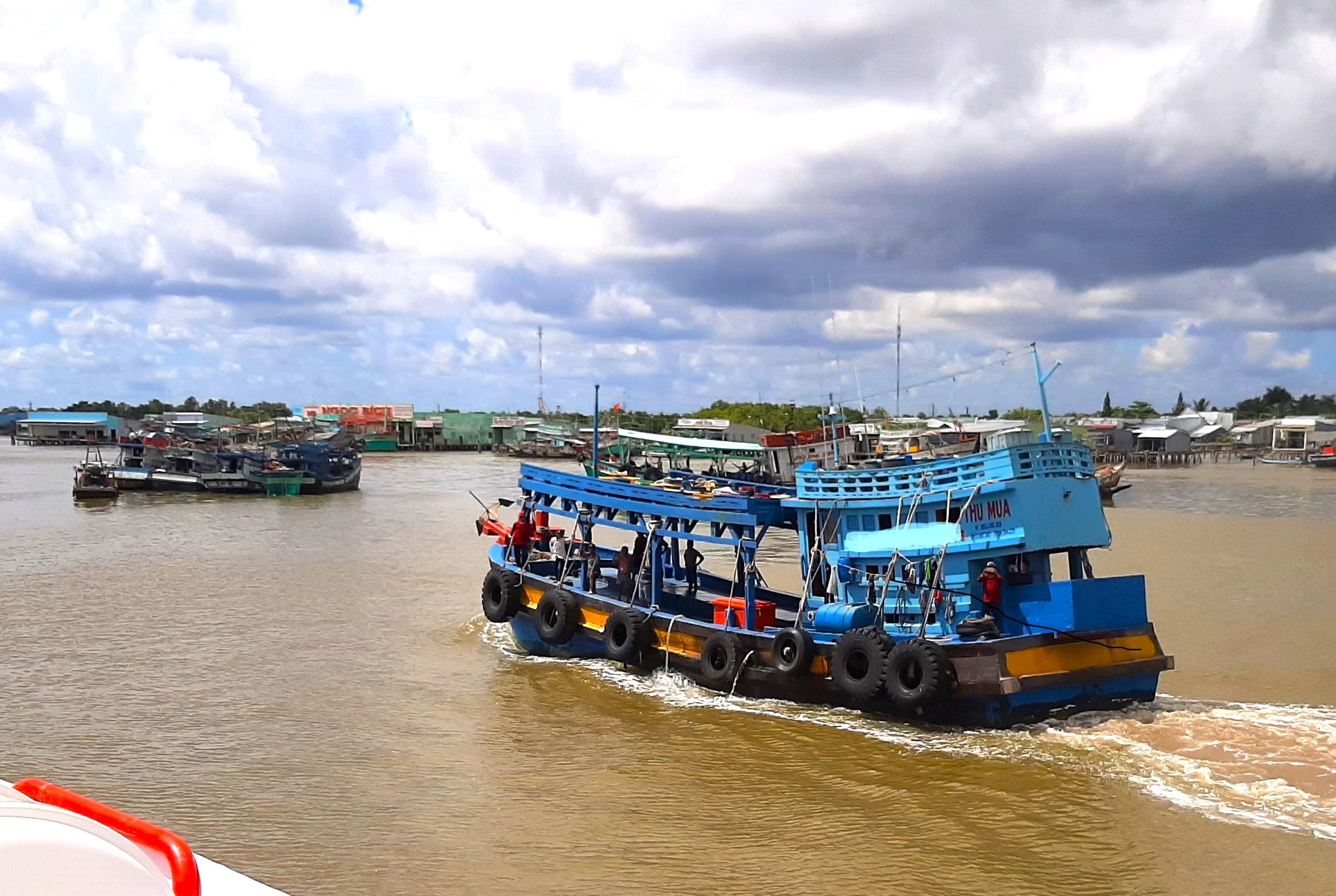 Một tàu cá đang di chuyển ở huyện Trần Văn Thời - Cà Mau