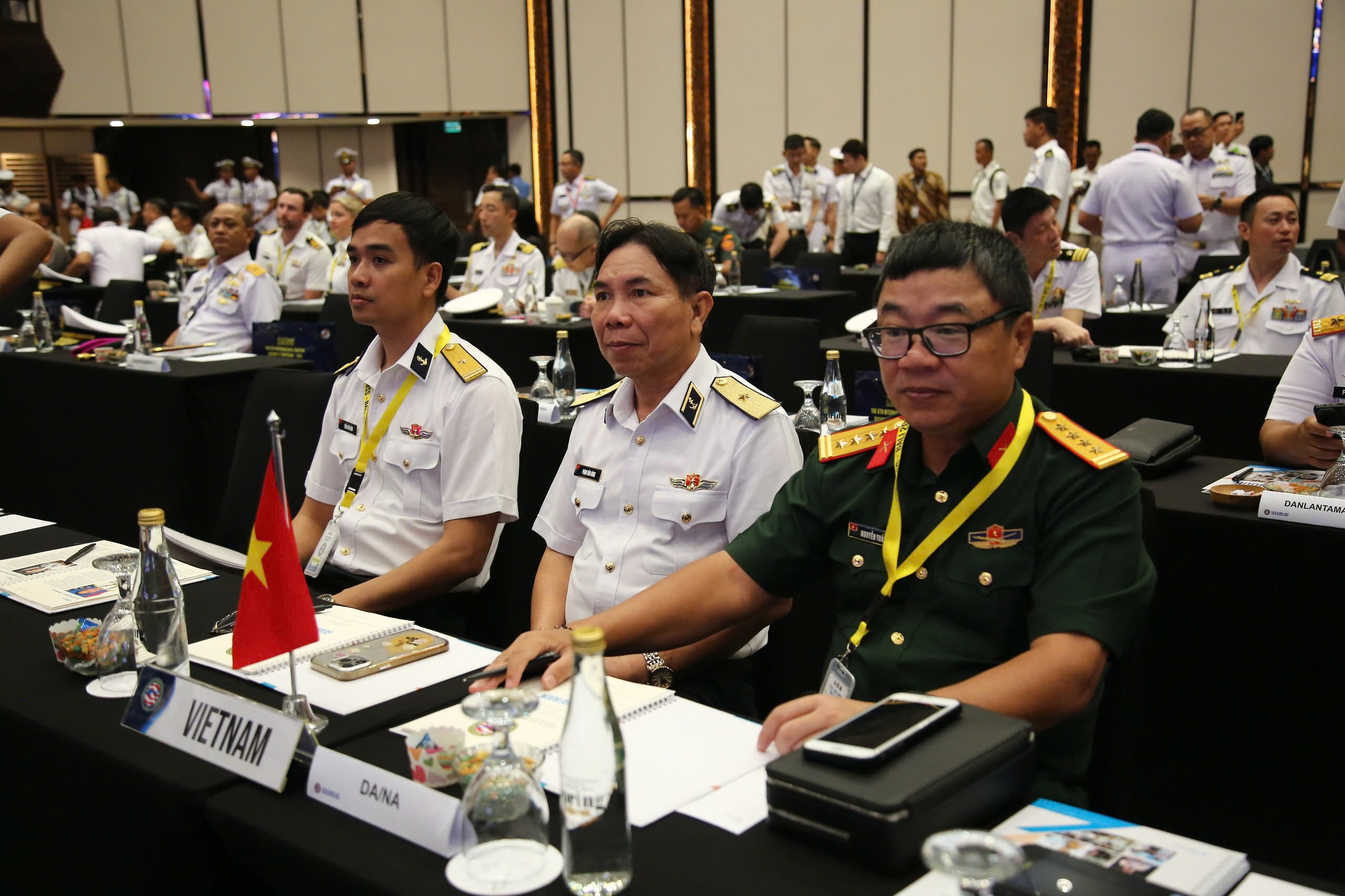 Chuẩn đô đốc Phạm Văn Hùng, Phó Tham mưu trưởng Hải quân tham gia Hội thảo an ninh hàng hải tại Indonesia.