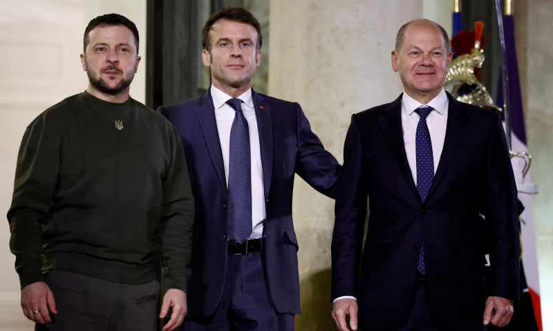 Tổng thống Ukraine Zelensky đứng cạnh Tổng thống Pháp Macron và Thủ tướng Đức Scholz