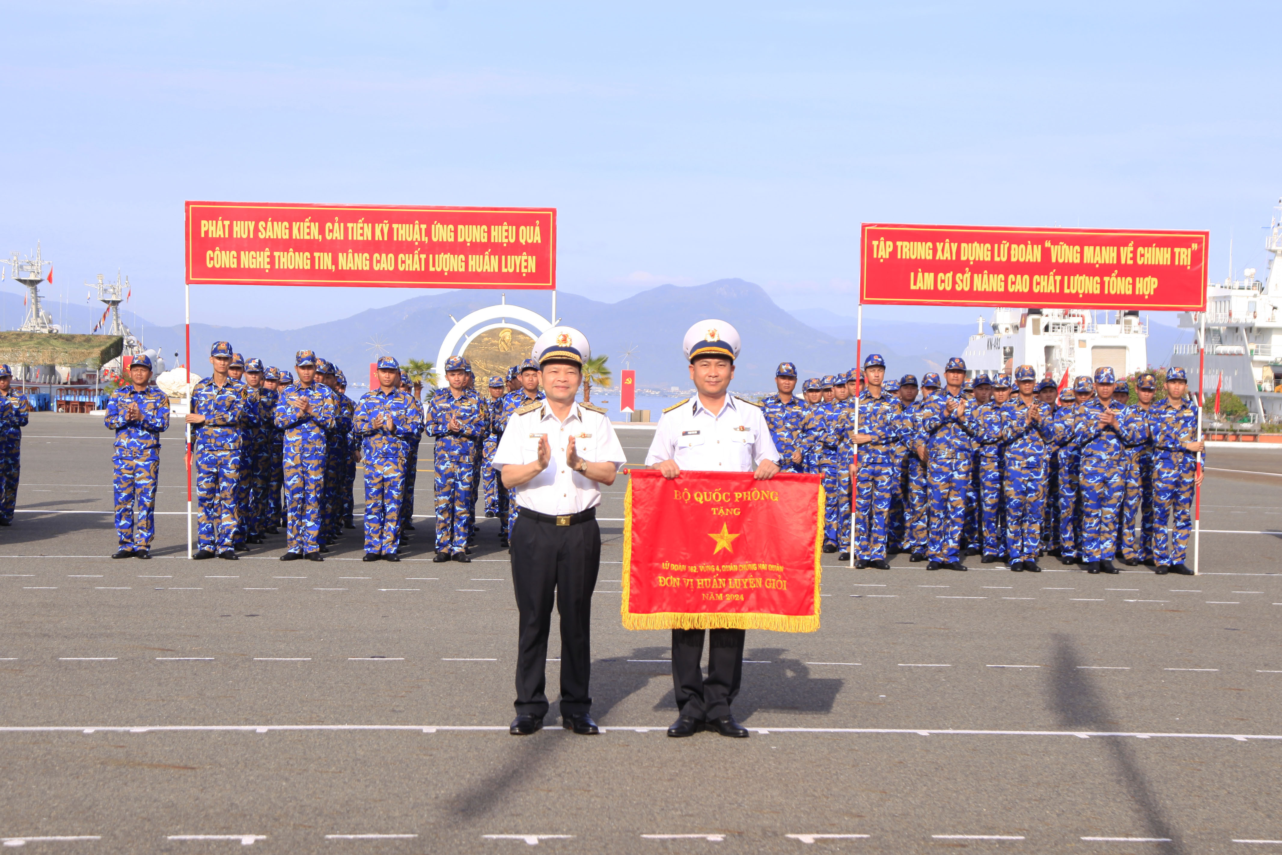 Trung tướng Nguyễn Văn Bổng trao tặng Lữ đoàn 162 cờ “Đơn vị huấn luyện giỏi” năm 2024 của Bộ quốc phòng.