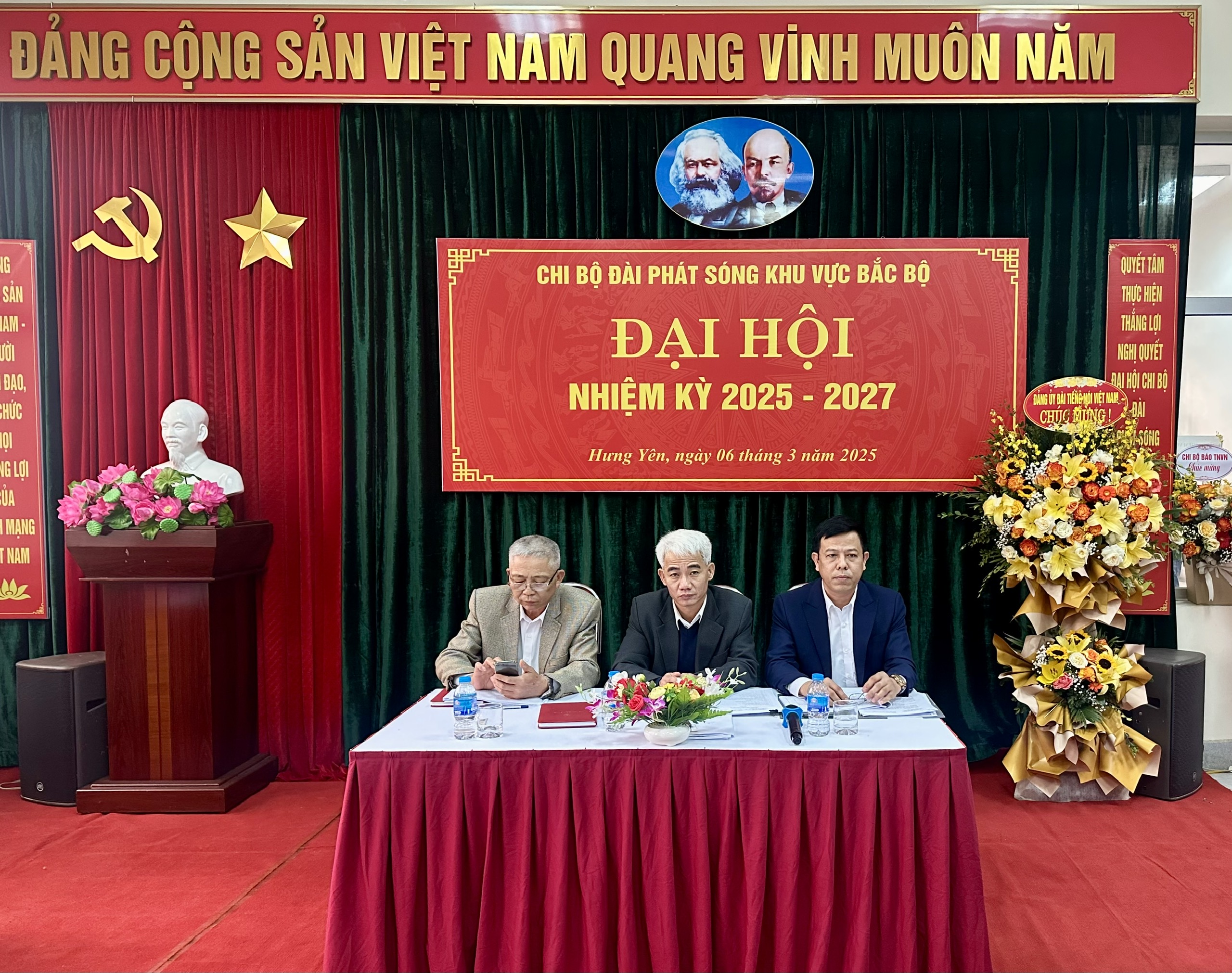 Đoàn Chủ tịch Đại hội 