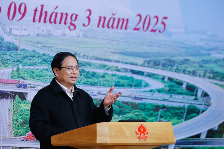 Thủ tướng Phạm Minh Chính nêu rõ, trong năm 2025, phải hoàn thành mục tiêu cả nước có ít nhất 3.000 km cao tốc và 1.000 km đường ven biển, cơ bản thông tuyến cao tốc từ Cao Bằng qua Lạng Sơn tới Cà Mau