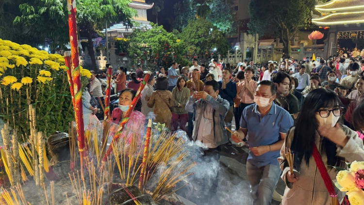 Người dân dân nô nức đi chùa sáng đầu năm