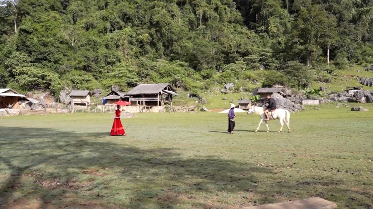 "Làng nguyên thủy" Hang Táu - điểm sáng phát triển du lịch của đồng bào Mông ở Sơn La