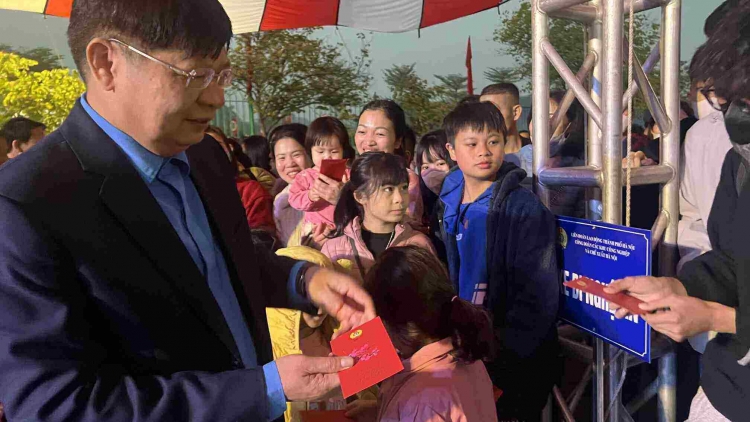 Công nhân, người lao động hào hứng quay lại sản xuất đầu năm