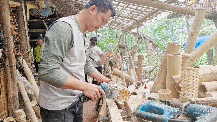 Thu nhập hàng trăm triệu đồng từ sản phẩm chế tác bằng tre
