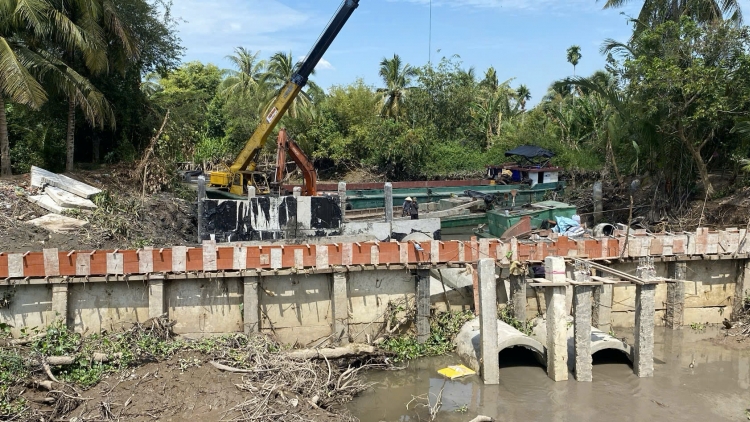 Bến Tre: Gió chướng thổi mạnh, chủ động ứng phó nước mặn đang tăng