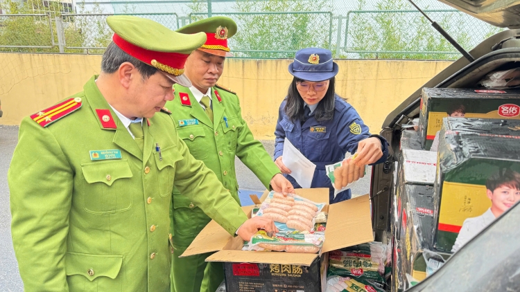 Bắc Kạn: Phát hiện hơn 2,4 tấn xúc xích không rõ nguồn gốc