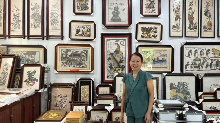 Nghệ nhân ưu tú Nguyễn Thị Oanh - Nữ nghệ nhân duy nhất giữ nghề làm tranh dân gian Đông Hồ