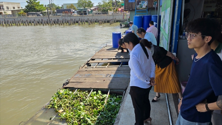 Đình chỉ bè du lịch có du khách rơi xuống sông ở chợ nổi Cái Răng