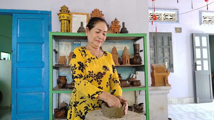 Người phụ nữ Chăm nặng lòng với nghề gốm ở Bình Thuận