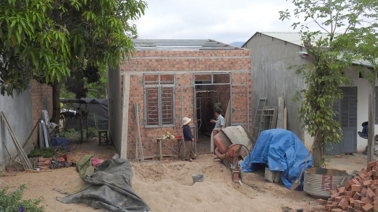 Đảng viên ở Kon Tum đi đầu giúp dân xoá nhà tạm, nhà dột nát