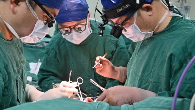Trung Quốc cấy ghép thành công “trái tim nhân tạo” nhỏ nhất thế giới cho bệnh nhi 7 tuổi