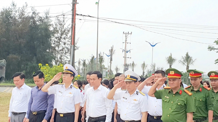 Lữ đoàn 126 dâng hoa, dâng hương Đài chiến thắng Đặc công Hải quân tại Cửa Việt
