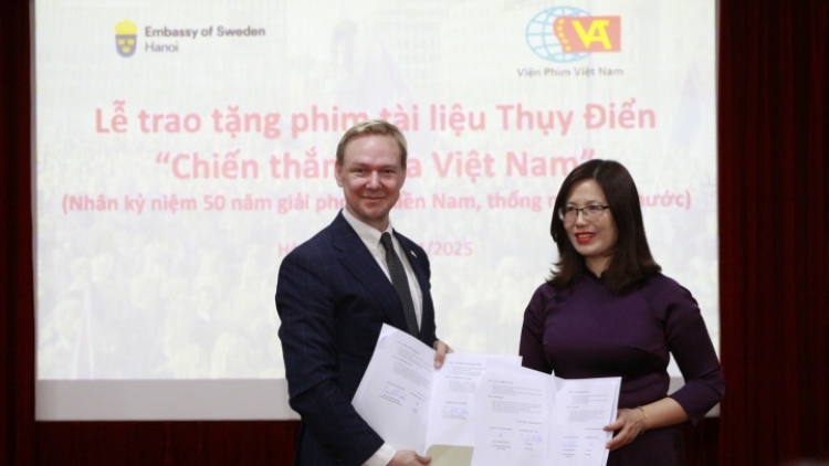 Thụy Điển trao tặng Việt Nam bộ phim về sự kiện lịch sử 30/4/1975