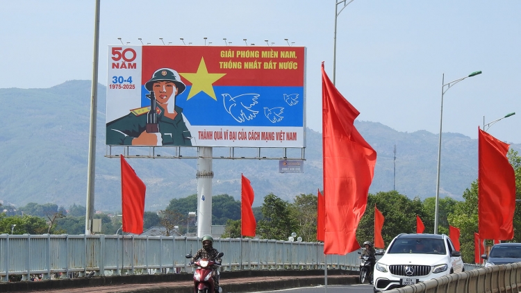 Người dân Kon Tum cùng hướng về ngày hoà bình, độc lập, thống nhất 30/4