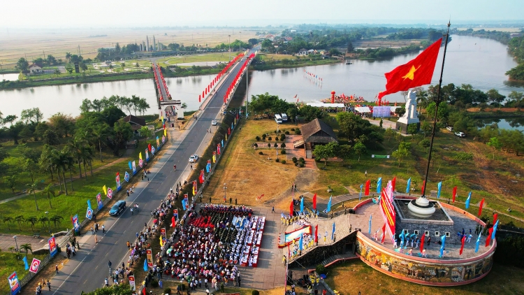 Thiêng liêng Lễ Thượng cờ “Thống nhất non sông” tại Đôi bờ Hiền Lương-Bến Hải, tỉnh Quảng Trị