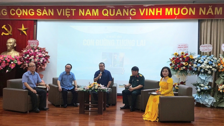 Ra mắt cuốn sách “Con đường tương lai” kỷ niệm 50 năm Ngày Giải phóng miền Nam, thống nhất đất nước