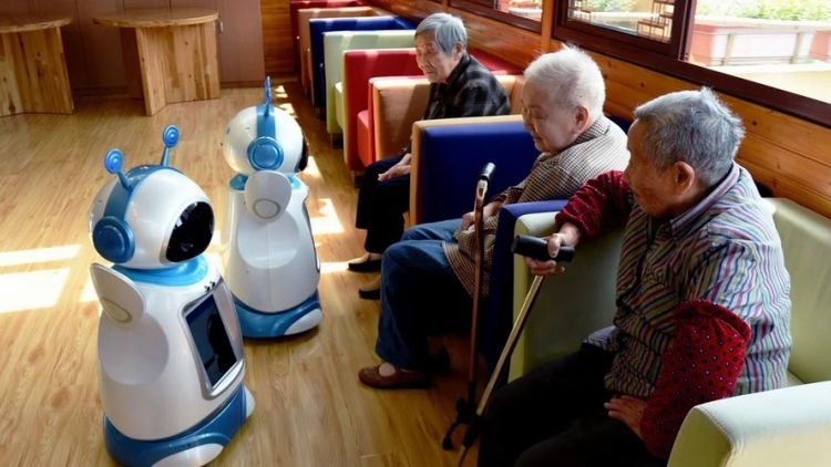 Robot cảm xúc chăm sóc người cao tuổi tại Trung Quốc